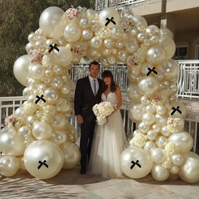 Feilebalon balloon tying tool simplifies knotting during setup.