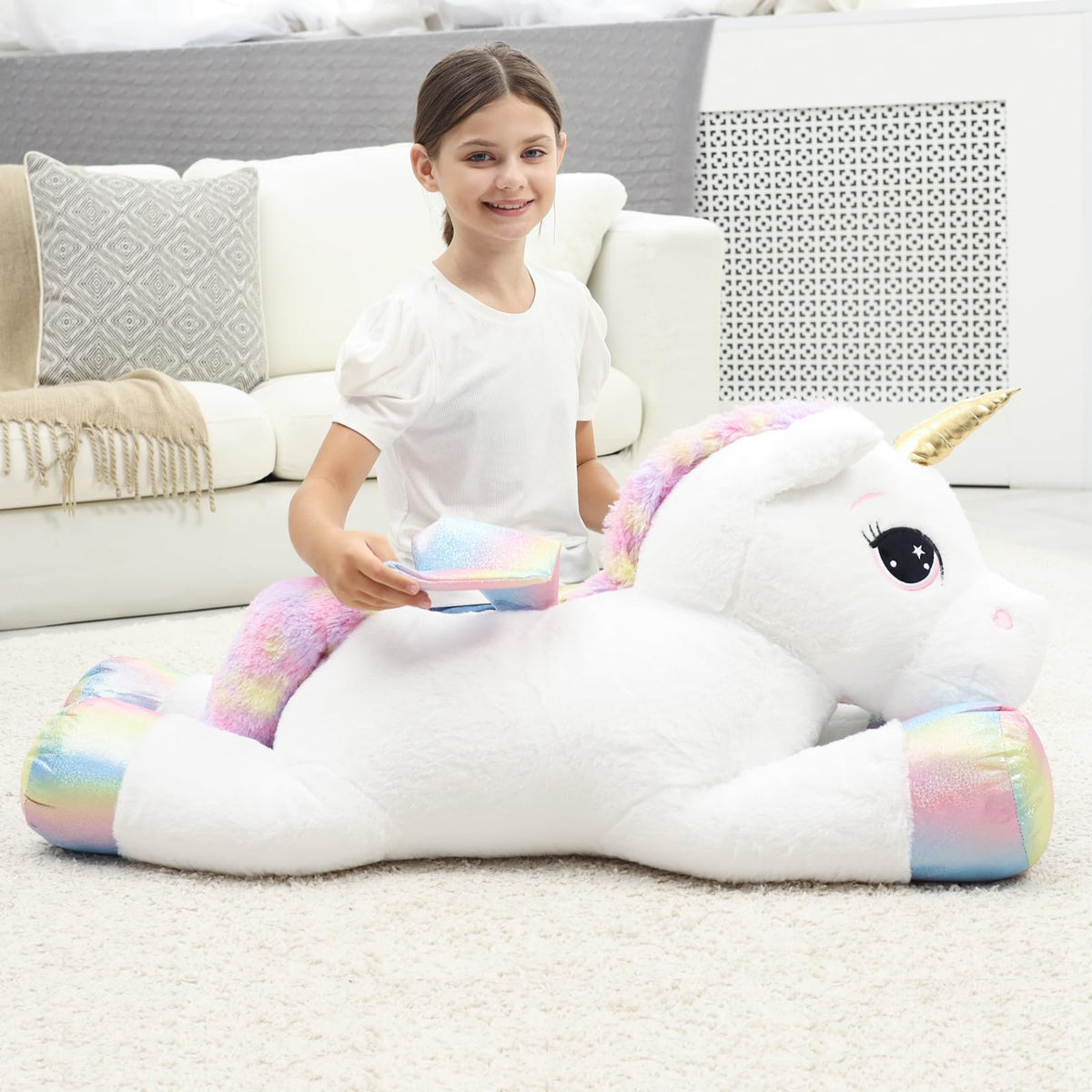 FFxiong unicorn pillow face close-up emphasizes friendly expression and huggable charm