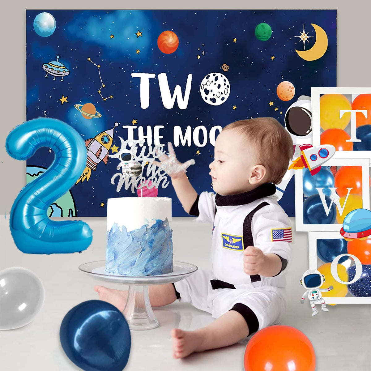 Fiesec cake topper complements the cake with a space theme