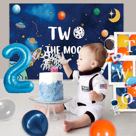 Fiesec cake topper complements the cake with a space theme