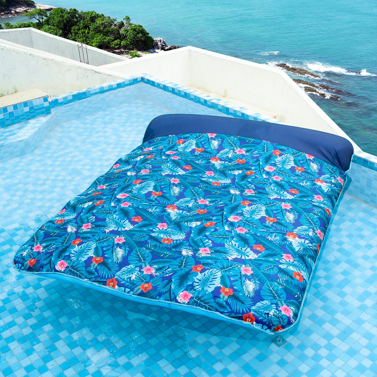 FindUWill pillow detail provides comfortable head support during lounging.