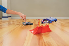 FLAT 2 FAST stunt card racers invite speedy duels and friendly competition.