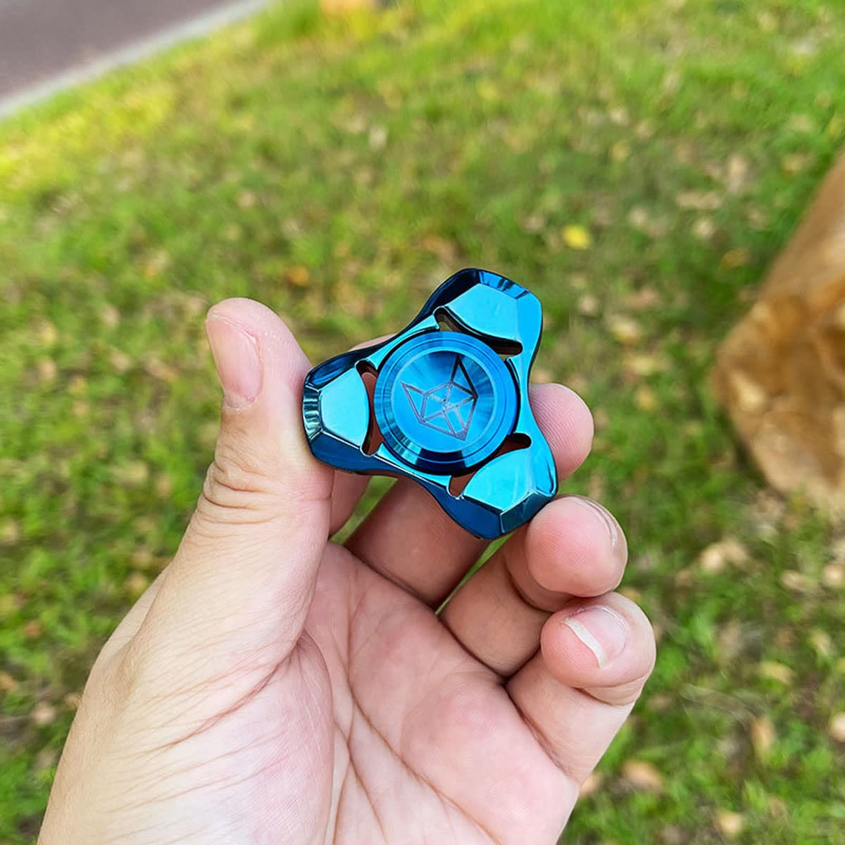 FREELOVE compact pocket spinner with dustproof bearings for reliable spins