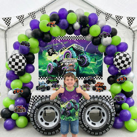 Froufing foil balloons wheels accent for dramatic, eye-catching balloon displays.