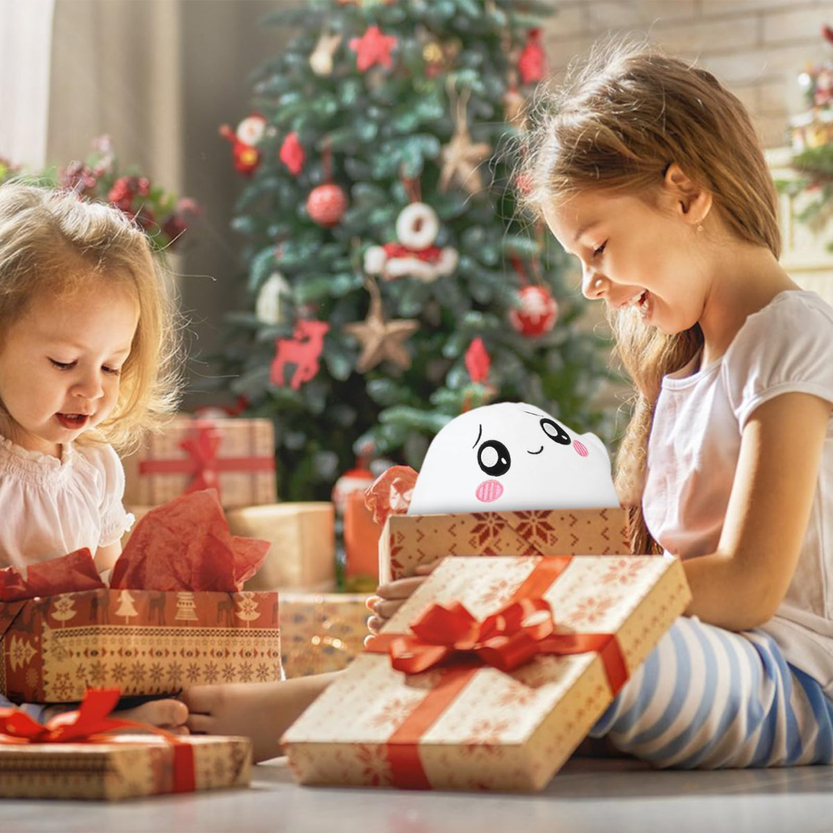 FRSHALOUIS Boxy plush toy, comforting companion for story time.