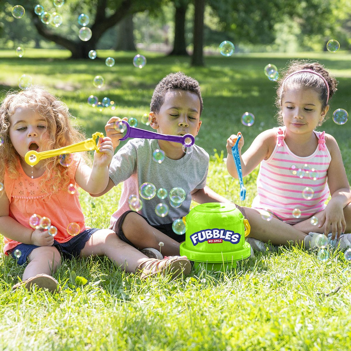 Fubbles Bubbles Big Bubble Bucket cap twist-top for easy filling and quick cleanup.