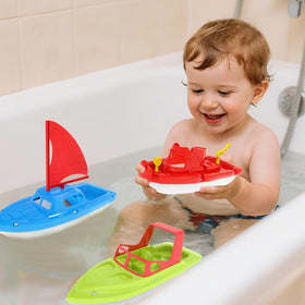 FUN LITTLE TOYS green speedboat promotes fine motor skills during water play.