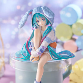 FuRyu Hatsune Miku noodle stopper figure ships with base stand for stable home display.