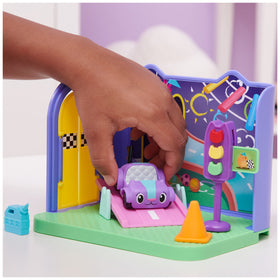 Green kitty stoplight popping out to signal crossing in Gabby’s Dollhouse scene.