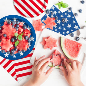 Gatherfun flag-pattern tableware elevating patriotic events with a photo-worthy table.
