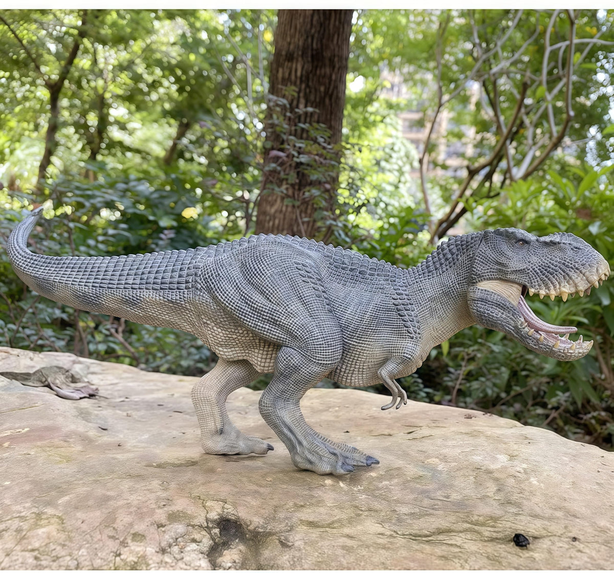 Gemini&Genius Non-toxic durable dino toy stands up to rough play and long-term use.