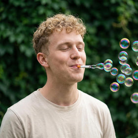 Generic adults use-case: relaxing bubbles and nostalgic entertainment anywhere