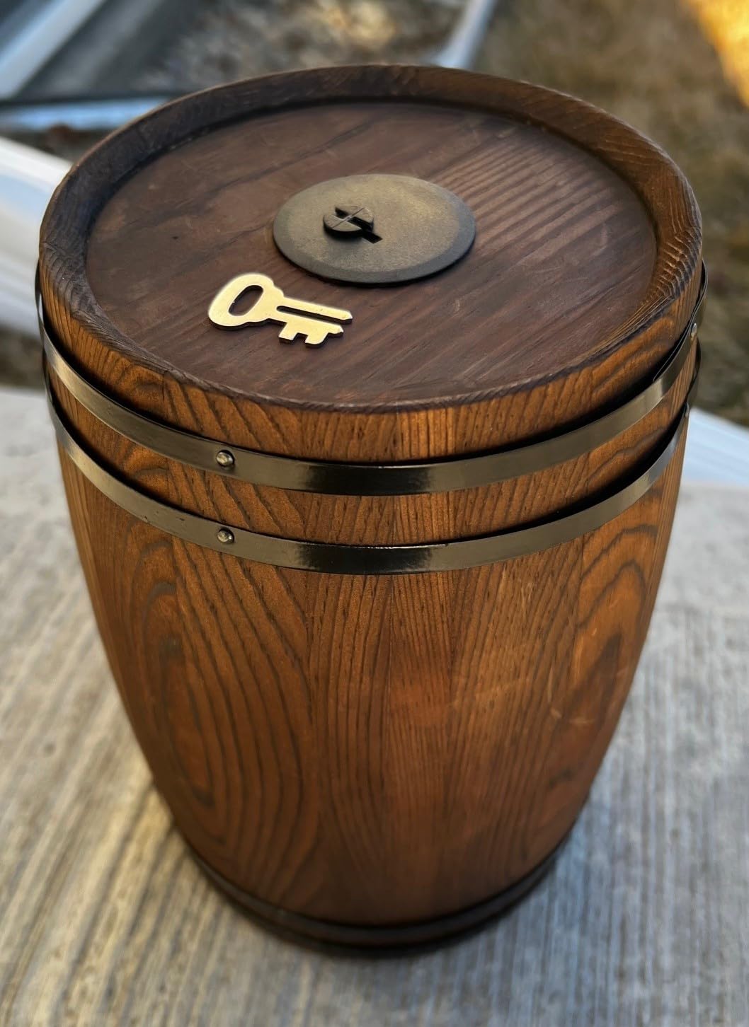 Generic wine barrel money box close-up showcases 1.5 liter capacity for larger stacks.