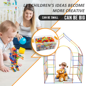 Ggiibro straw-constructor storage box keeps pieces organized.