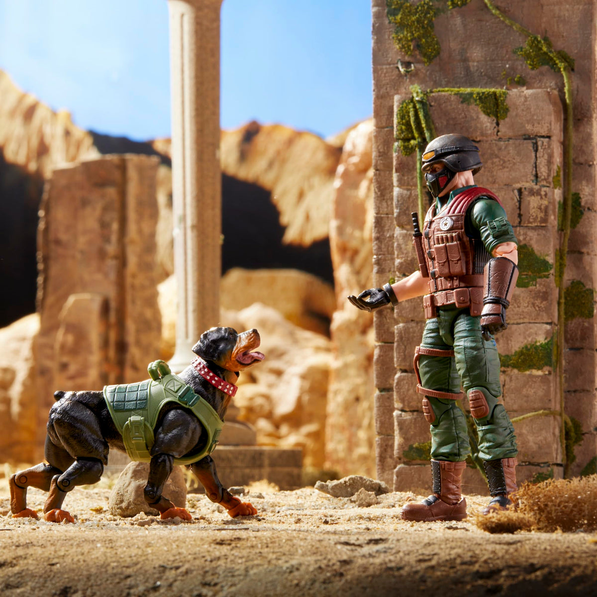 G.I. Joe Classified Series Mutt & Junkyard with 16 accessories offers versatile play.