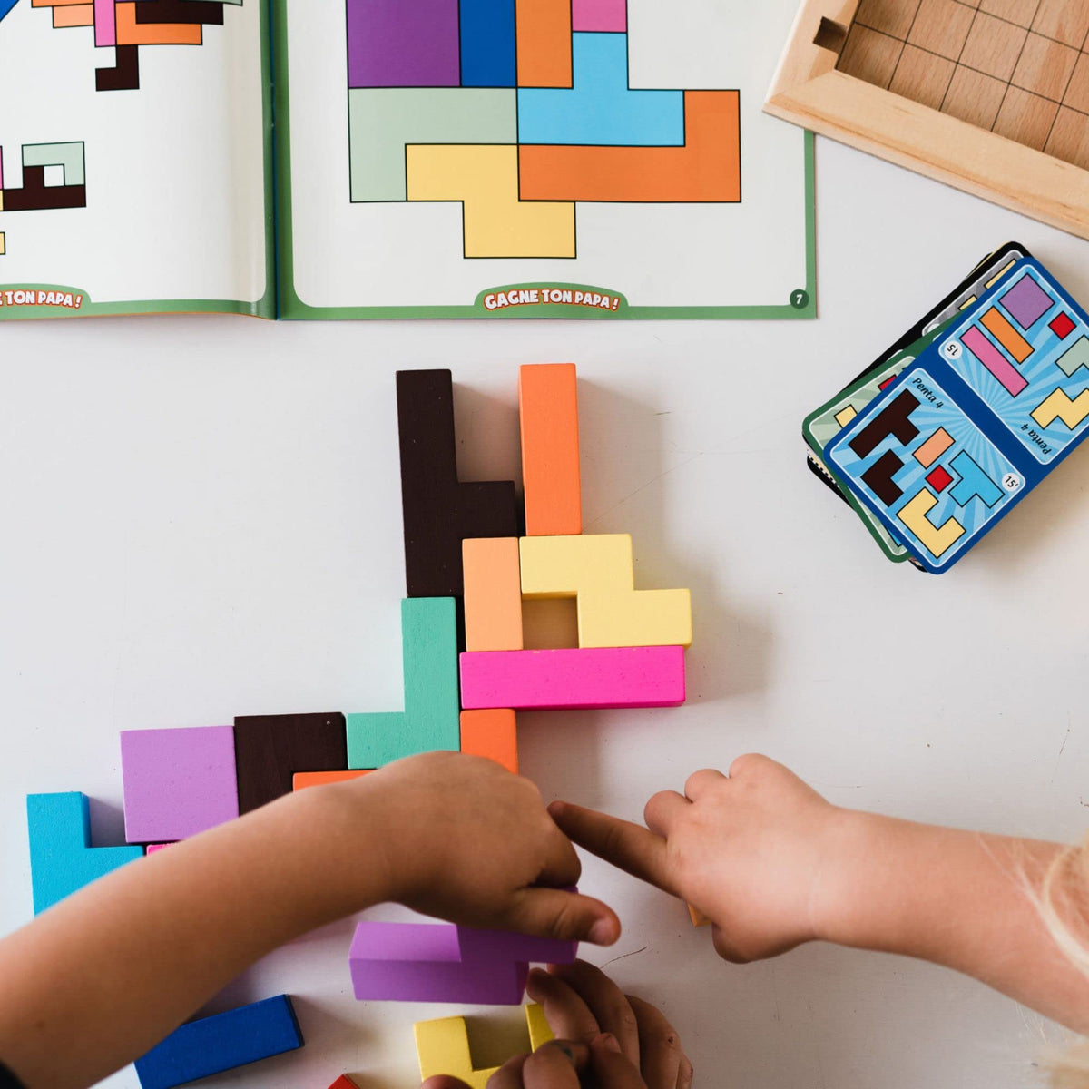 Gigamic Katamino Family board and pieces showcase a vibrant layout for problem solving.