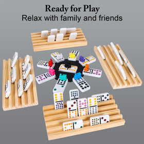 Family play scene with multiple players around a table using the Gonoelec set.