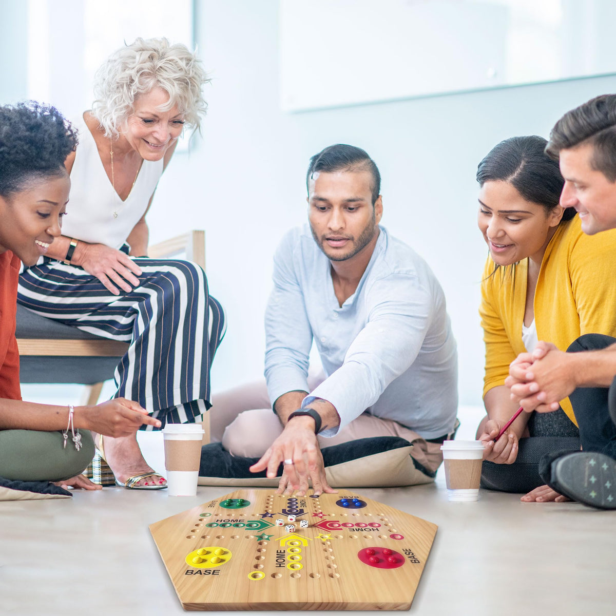 Googgoing family-friendly board game, ideal for game nights and gatherings.