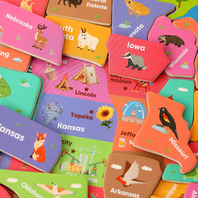 GRINNIE USA Map Puzzle toddler hands fitting pieces enhances fine motor skills.