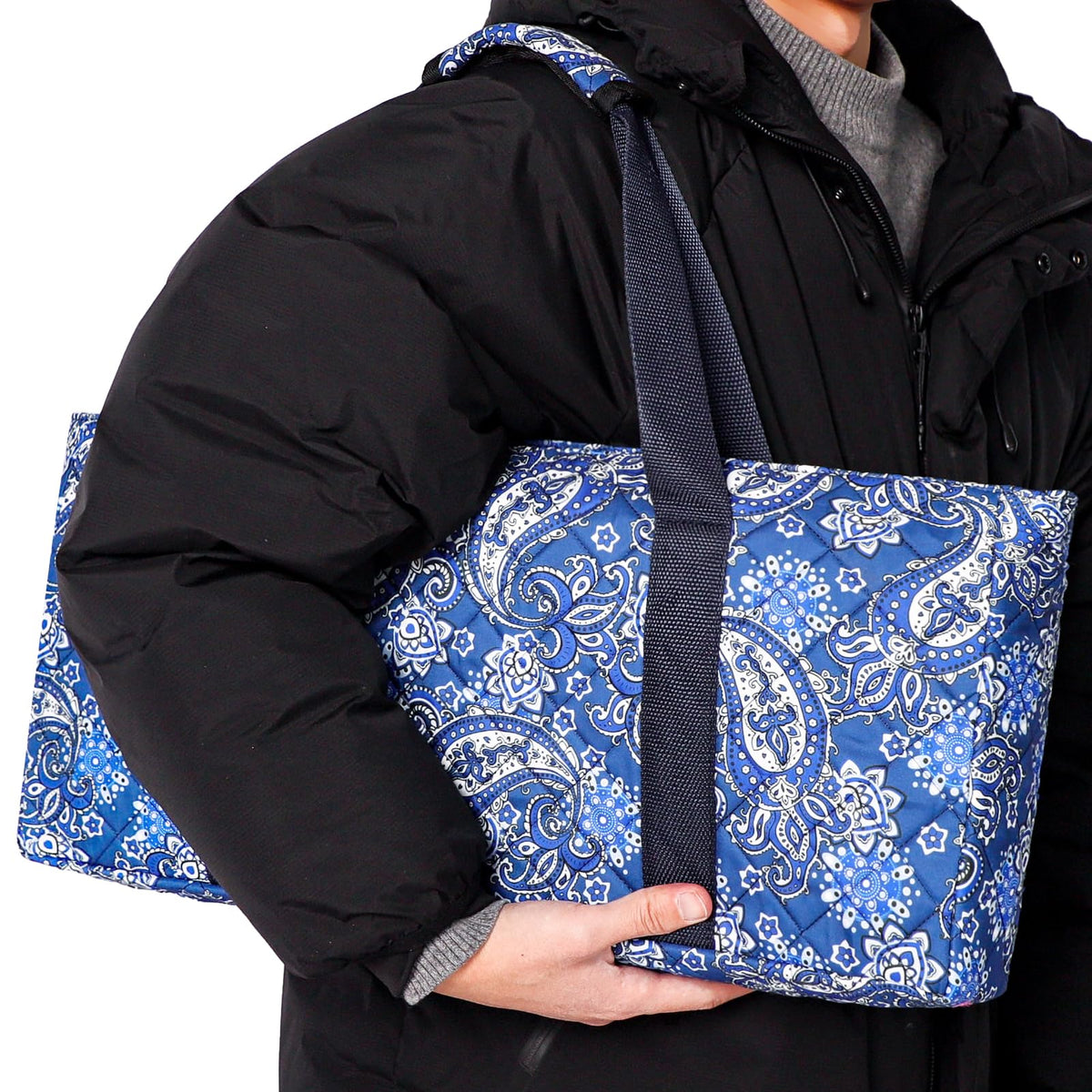 GUSTARIA accessory pocket keeps wind indicators, dice, and chips secure.