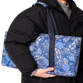 GUSTARIA accessory pocket keeps wind indicators, dice, and chips secure.