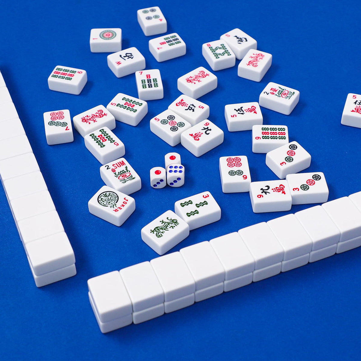 GUSTARIA Mahjong mat includes three dice for game setup.
