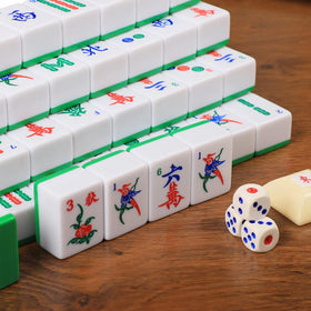 GUSTARIA mahjong set includes three dice for quick roll-and-play rounds