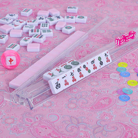 GUSTARIA pink dice and chips for scoring and fun