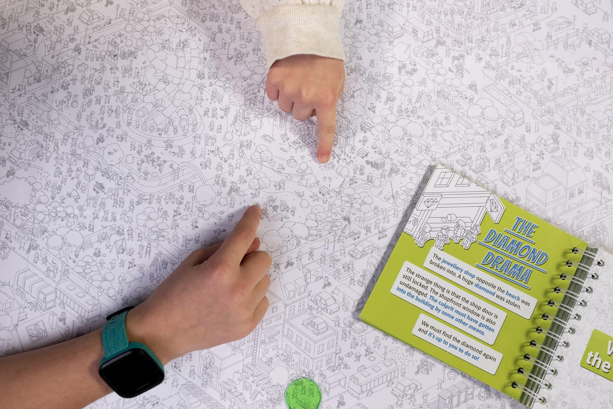 Hachette Boardgames MicroMacro Kids quick-start guide shown to ease learning.