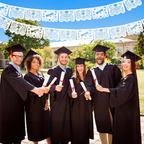 Hahafelt 38x28 cm banner size for a striking party focal point.
