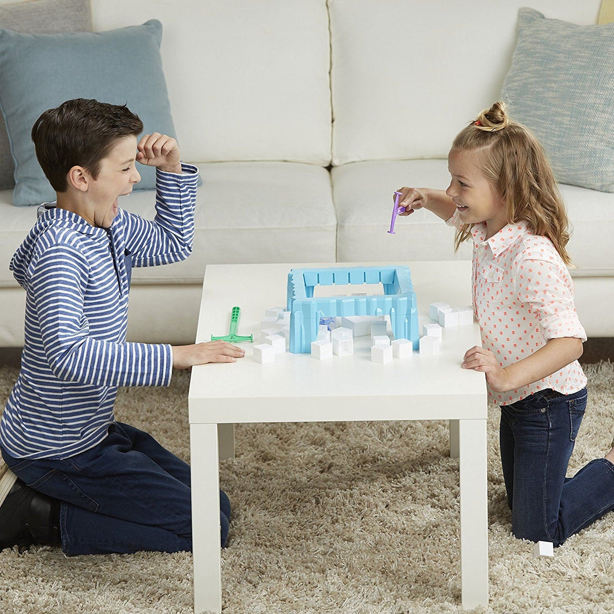 Don't Break The Ice supports team play for cooperative rounds.