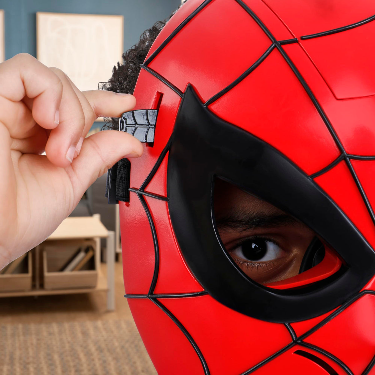 Hasbro Marvel Spider-Man Glow FX Mask side view showcases the classic deco.
