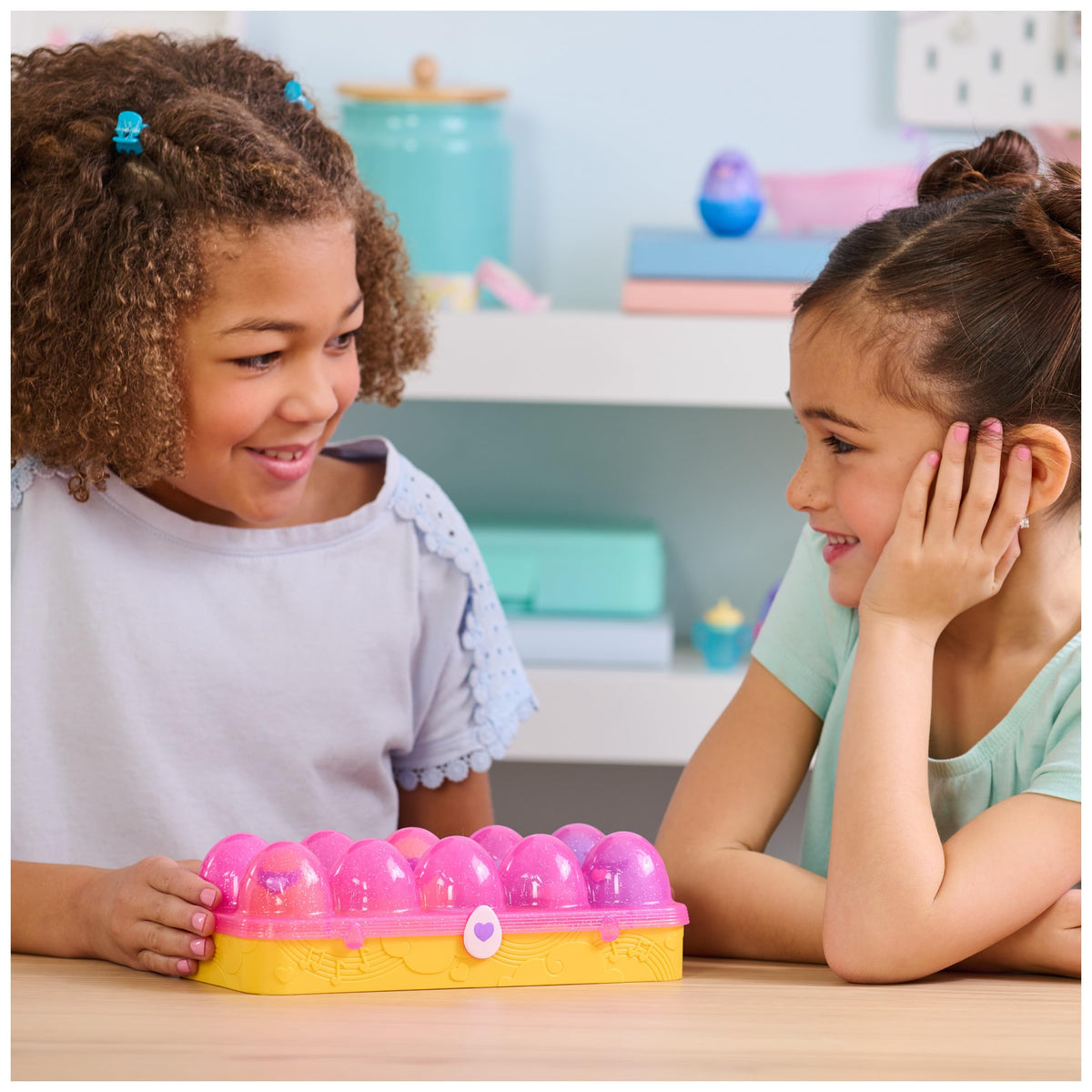 Carton lock keeps the Hatchimals Alive set secure for on-the-go fun.