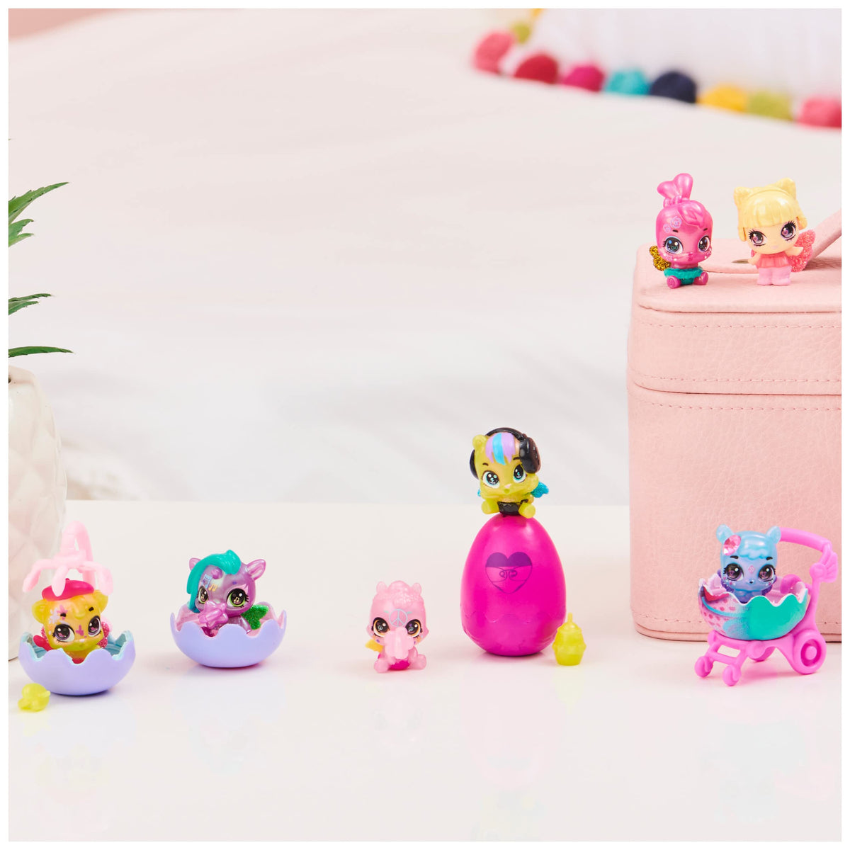 Hatchimals Shimmer Babies nursery backdrop on lid transforms carton into a play space.