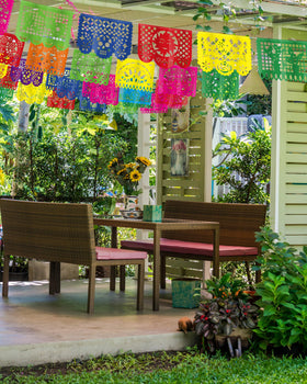 Heartome durable plastic material withstands indoor and outdoor fiestas.