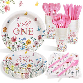 Heboland wild and onederful plates for a memorable 1st birthday party with floral details