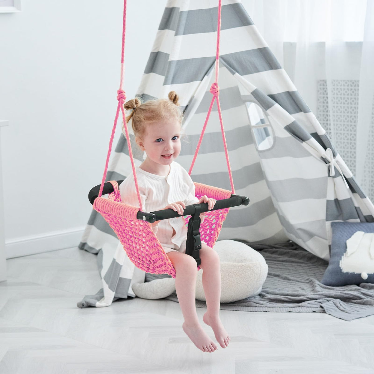 Hi-Na reinforced two-way rings and buckles for secure hanging.