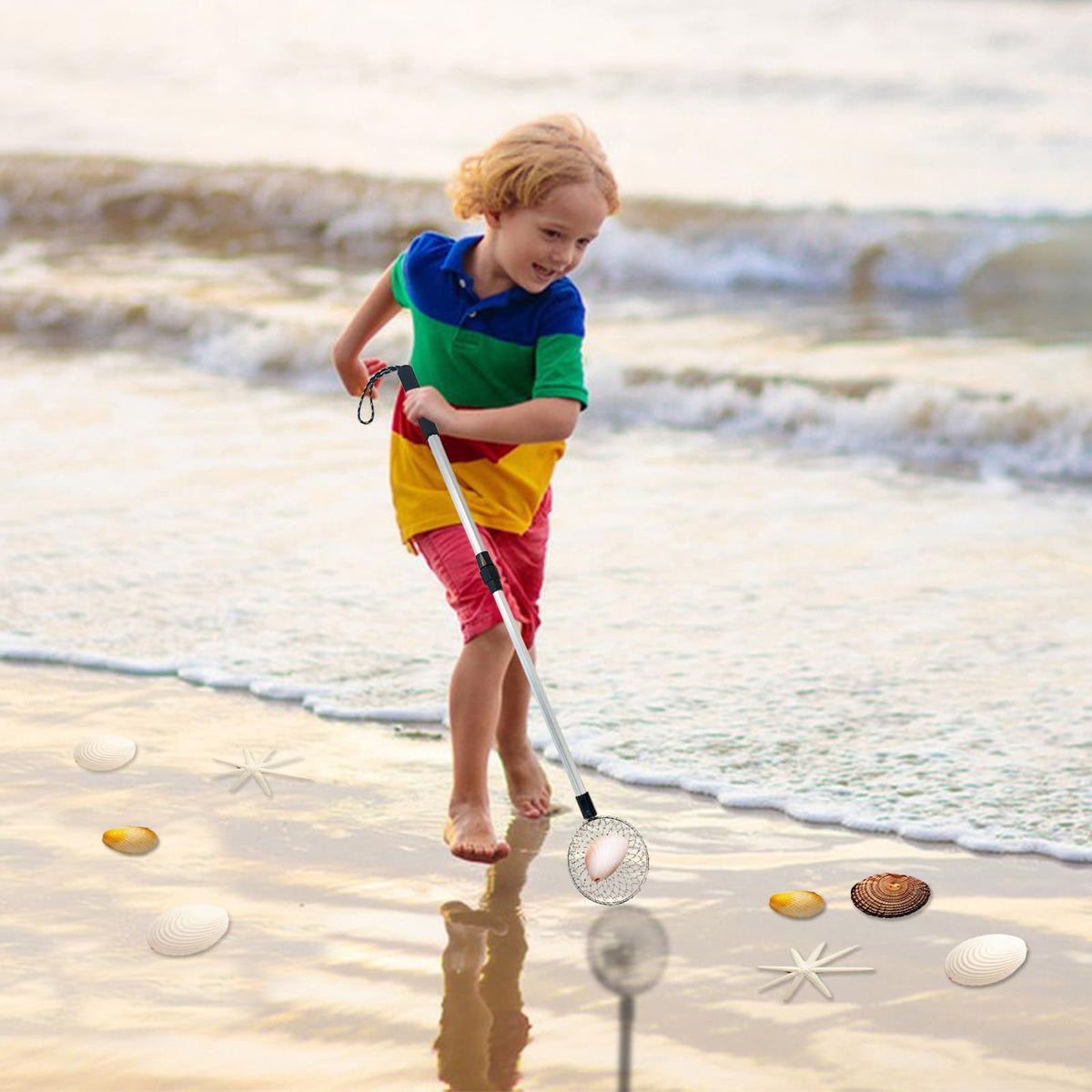 Hlimior back-saving design helps reduce bending when collecting beach treasures.