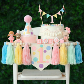 HODIHIWI pastel dot banner with macarons enhances baby birthday decor.