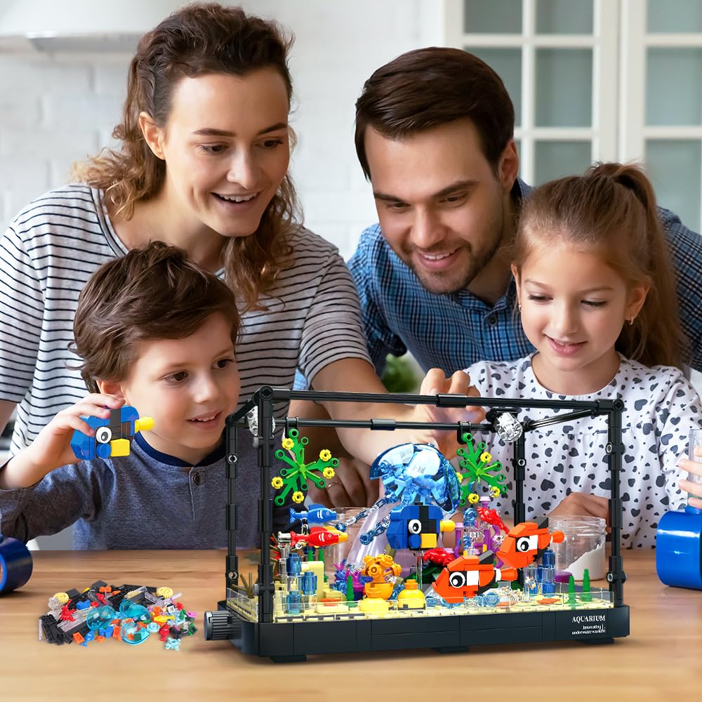 HOGOKIDS dual LED illumination creates day and night ambiance in the display.