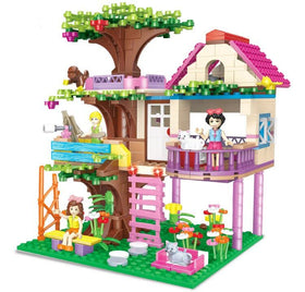 HOGOKIDS Tree House forest scene ideal for storytelling and role play