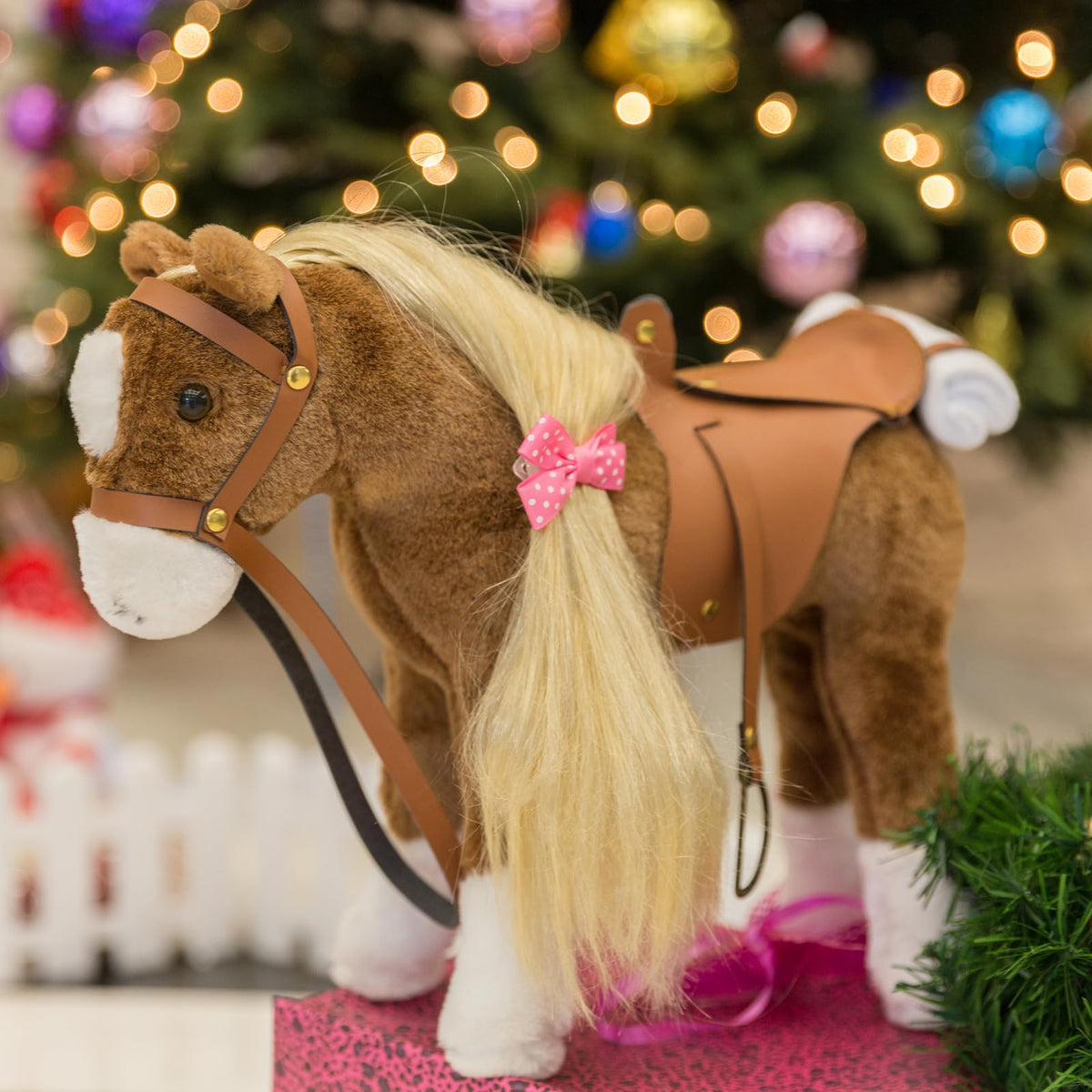 HollyHOME included comb and accessories for styling during play.
