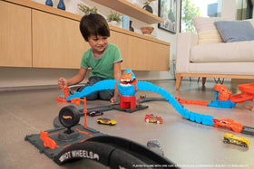 Hot Wheels City Wreck & Ride Gorilla Attack shows bendable arms reaching into the play space.