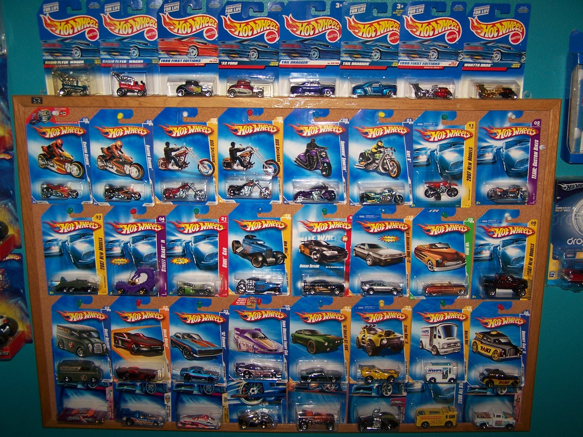 Hot Wheels for kids and collectors alike encourages imaginative racing play.