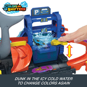 Hot Wheels wash base water catcher keeps play mess-free.
