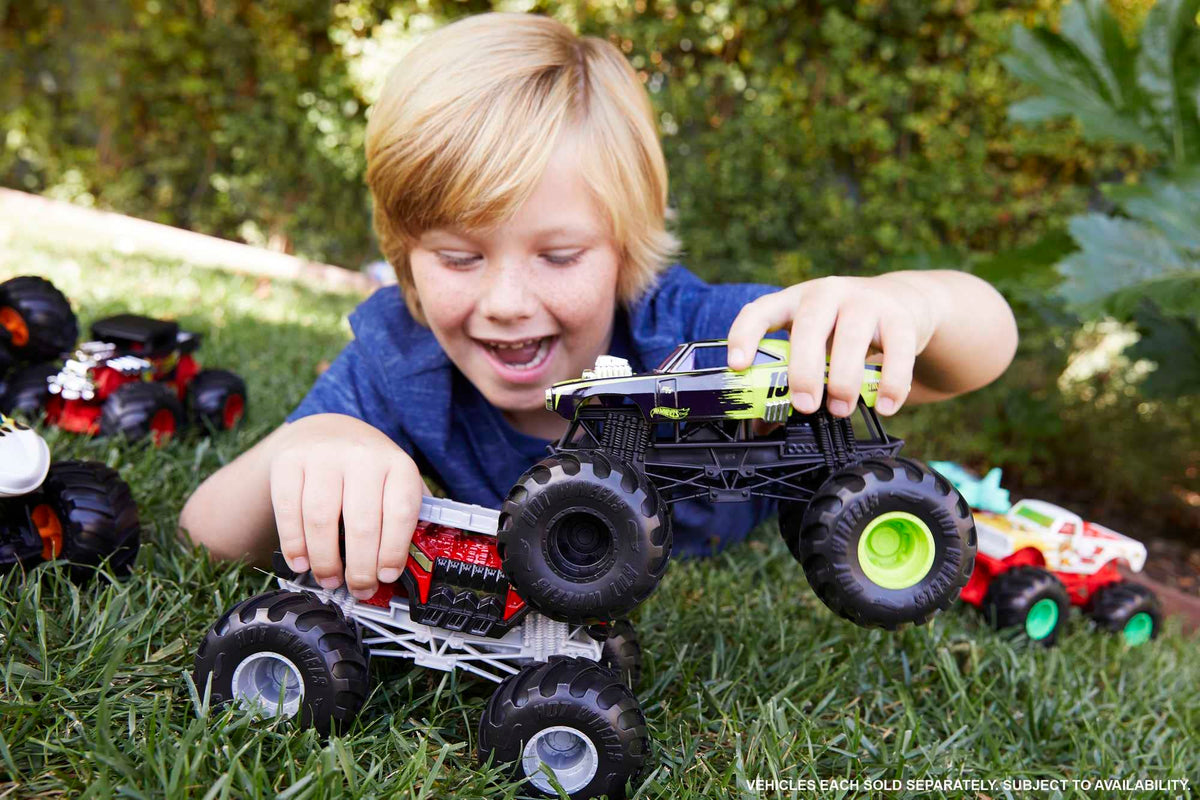Hot Wheels oversized wheels detail boosts crash and stunt play.