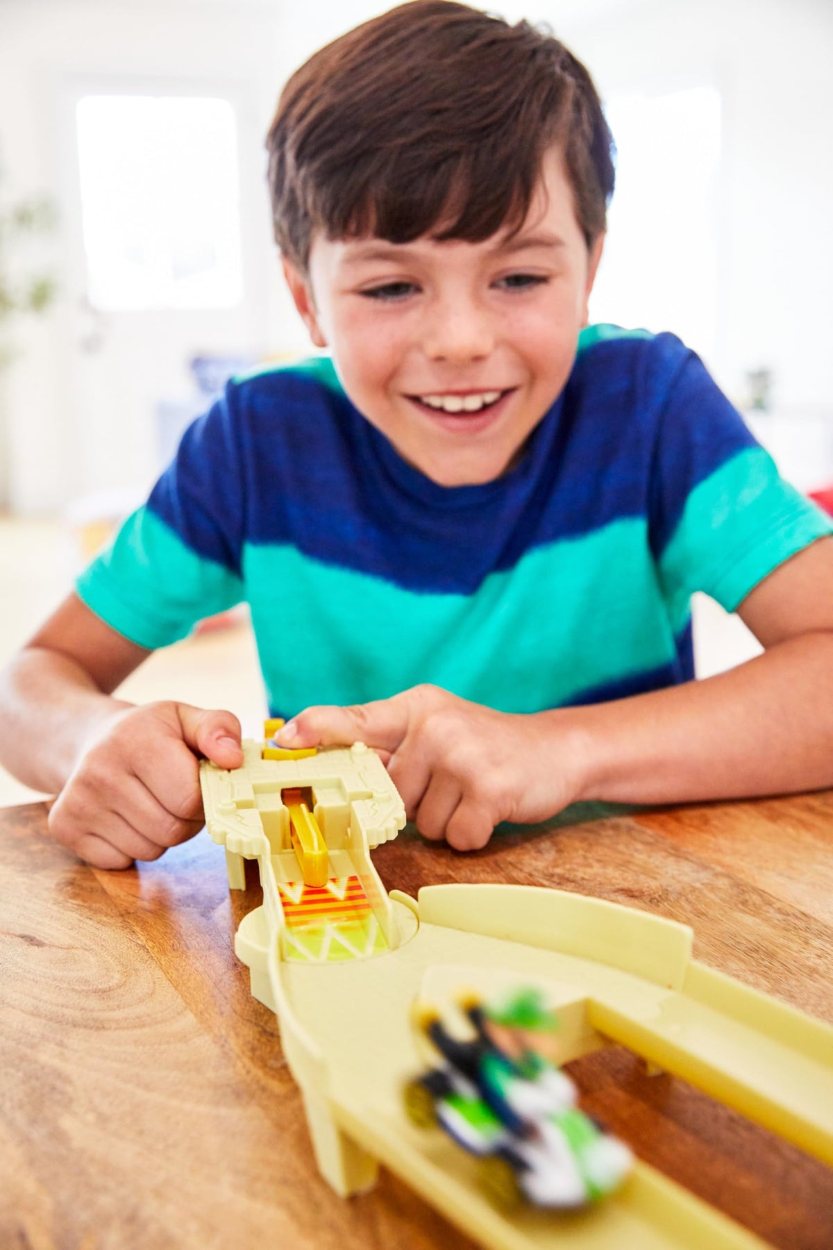 Hot Wheels pull-back launcher provides quick, responsive launches for racing excitement.