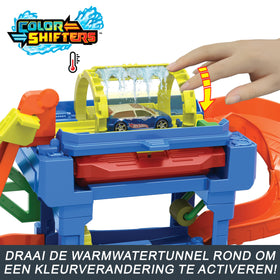 Hot Wheels TUNL Twist pretend vacuum area enhances storytelling during play.