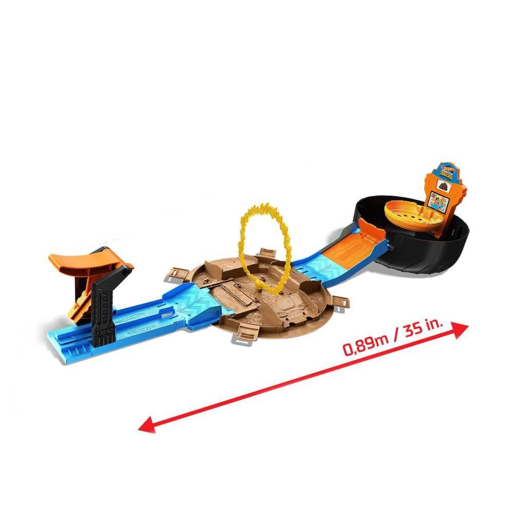 Hot Wheels winner's circle and scoreboard give instant stunt feedback.