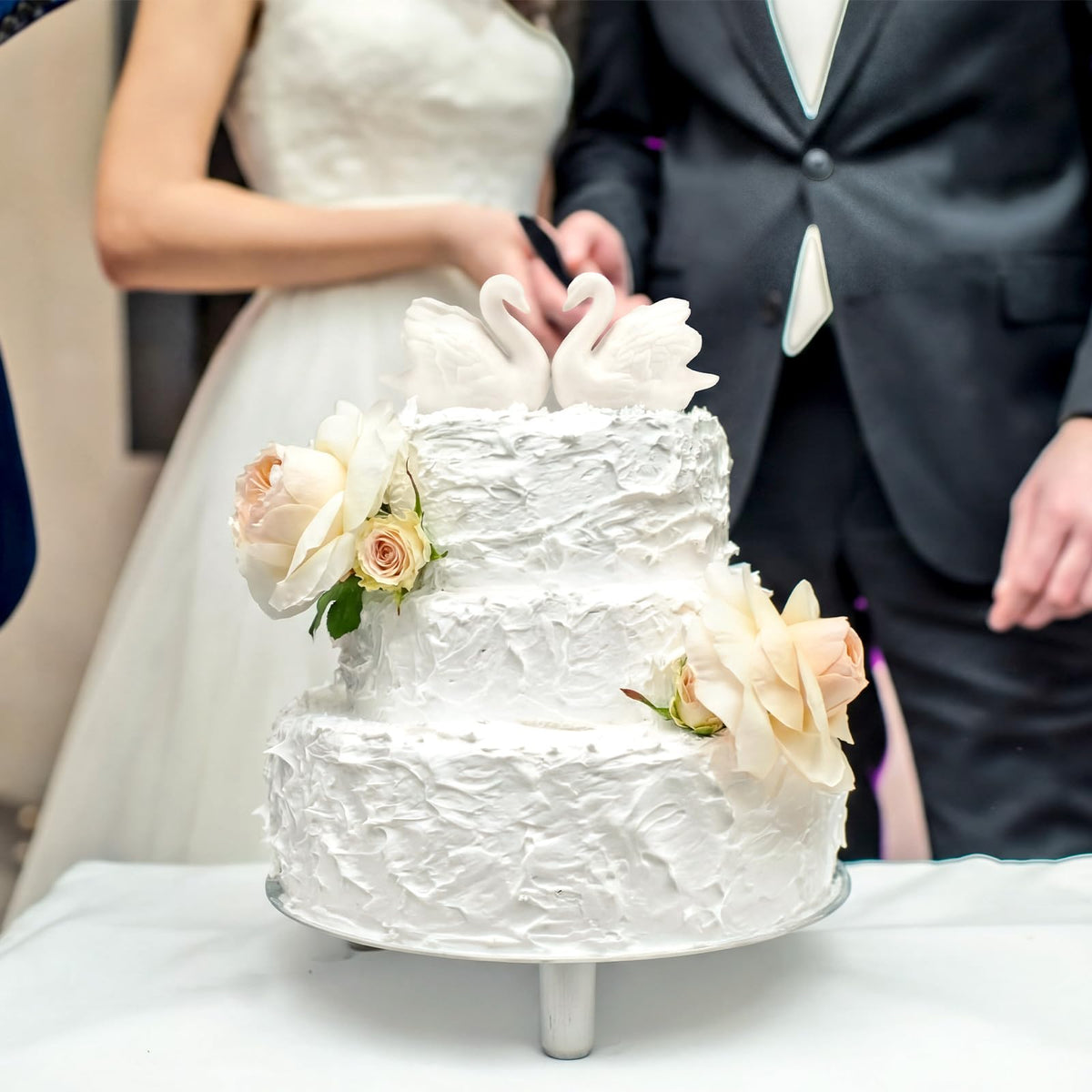 Ideal for engagements and anniversaries, enhancing dessert displays